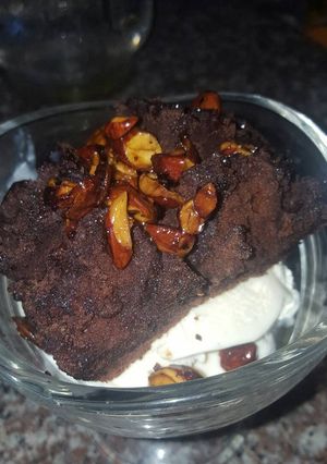 Una foto de Helado y chocolate con nueces caramelizadas