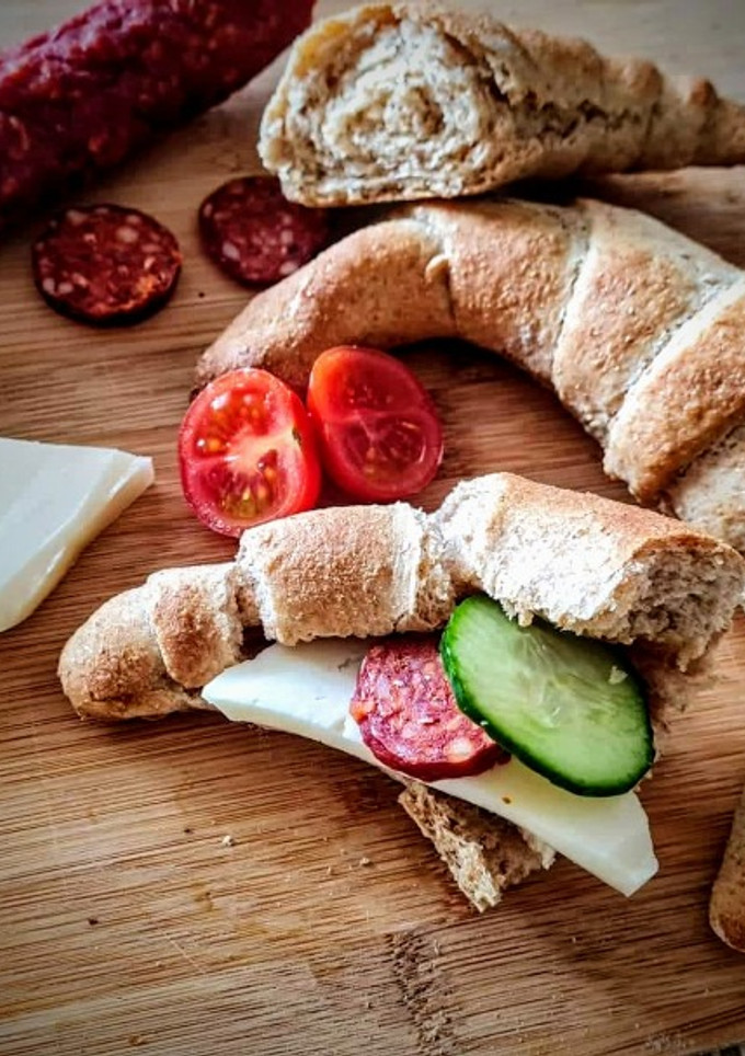 Teljes kiőrlésű kifli recept fotója