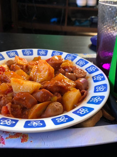 Una foto de Salchichas en salsa con papas