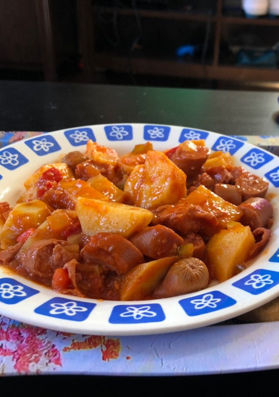 Una foto de Salchichas en salsa con papas