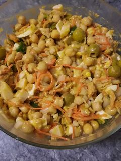Una foto de Ensalada de Garbanzos con tiras de pollo asado