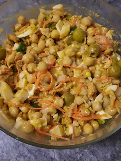 Una foto de Ensalada de Garbanzos con tiras de pollo asado