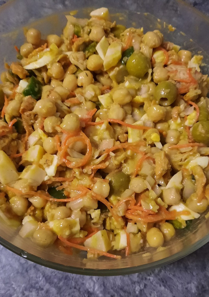 Una foto de Ensalada de Garbanzos con tiras de pollo asado