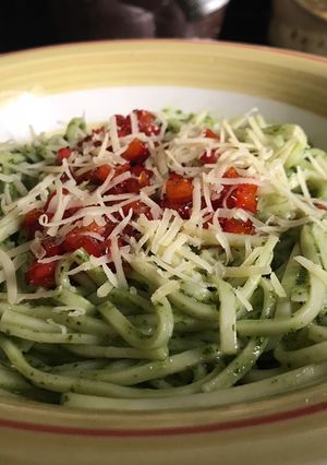 Una foto de Tallarines con crema de pesto y mermelada de morrones 🍝