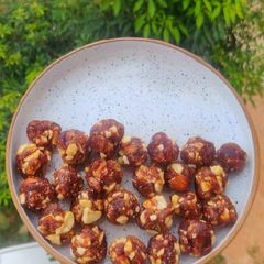 A picture of Dates and Nuts Ladoo.
