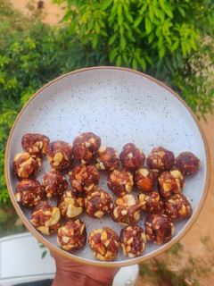 A picture of Dates and Nuts Ladoo.