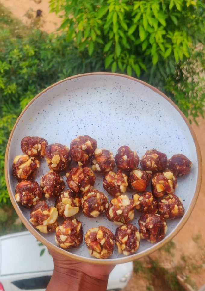 A picture of Dates and Nuts Ladoo.