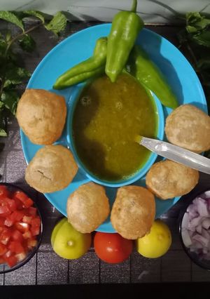 રગડા પુરી(ragda puri recipe in gujarati) રેસીપી મુખ્ય ફોટો