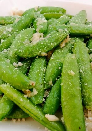 A picture of Parmesan Sugar Snap Peas.