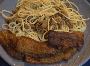 Una foto de Spagueti con carne y plátanos maduros