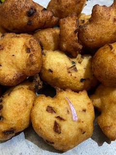 கர்நாடகா மைசூர் போண்டா (mysore bonda recipe in Tamil) செய்முறை முக்கிய புகைப்படம்