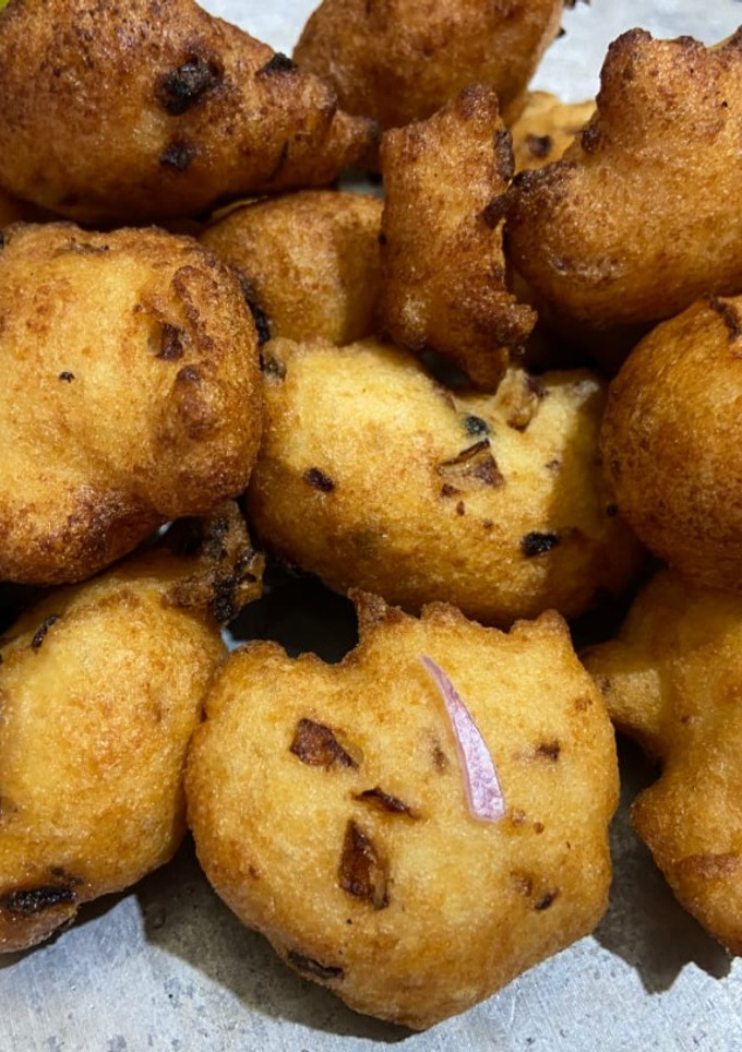 கர்நாடகா மைசூர் போண்டா (mysore bonda recipe in Tamil) செய்முறை முக்கிய புகைப்படம்