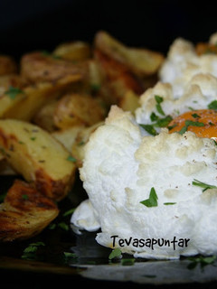 Una foto de Patatas fritas confitadas con huevos nube