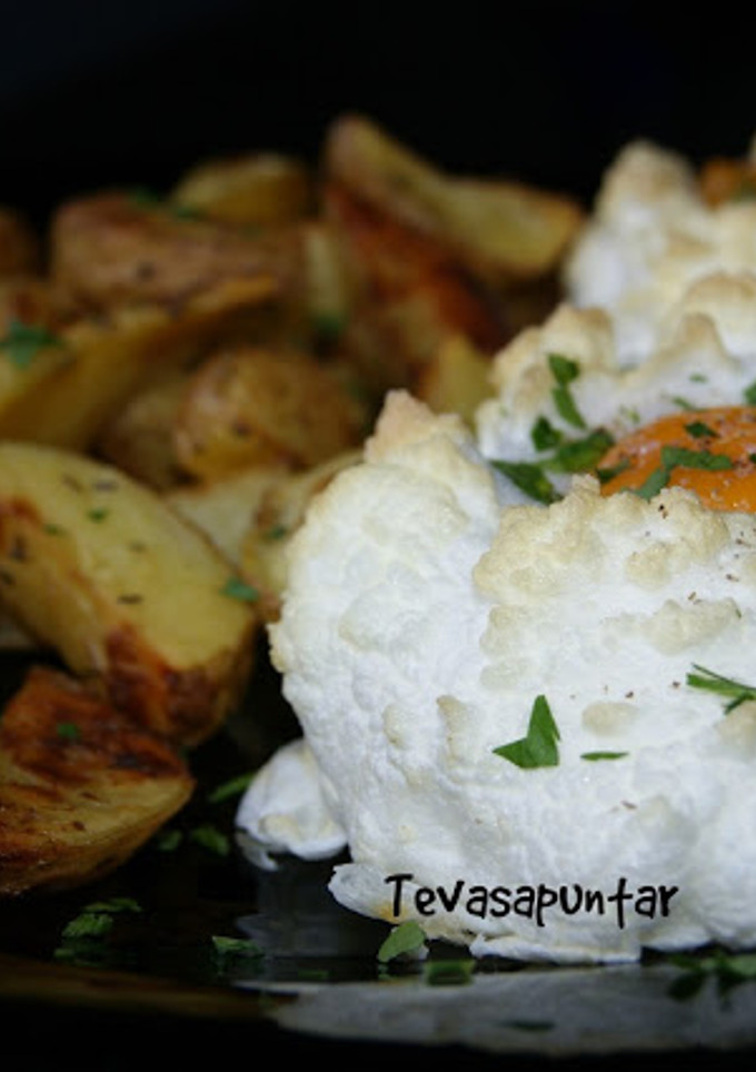 Una foto de Patatas fritas confitadas con huevos nube