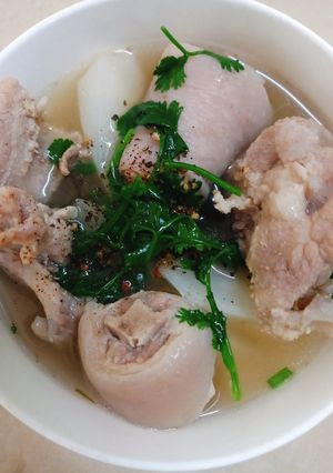 Hình của món Canh đuôi heo hầm củ cải trắng.