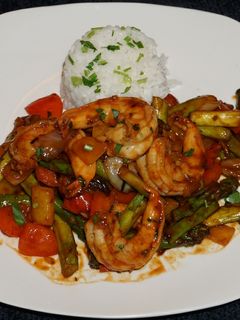 Una foto de CAMARONES SALTEADOS CON ESPÁRRAGOS Y SALSA BARBACOA. JON STYLE