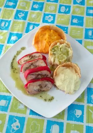 Una foto de Arrollado de pollo con puré