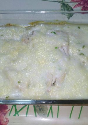 Una foto de Pescado con salsa blanca