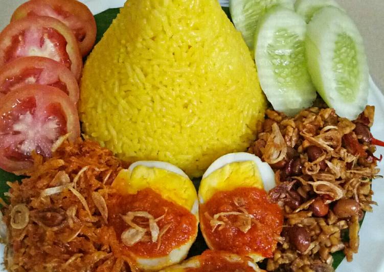 Nasi kuning betawi