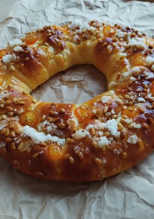 Una foto de Roscón de Reyes 2026 v1: Relleno de mazapán con kumquats confitados