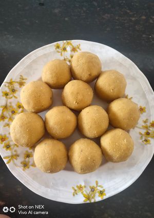 बेसन लडडू (Besan Laddu recipe in hindi) रेसिपी मुख्य फोटो