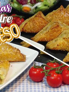 Una foto de Empanadas de hojaldre rellenas de carne y queso