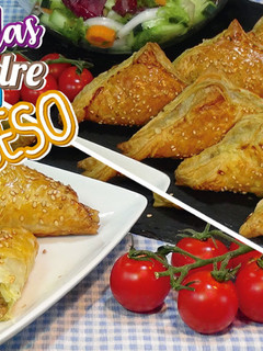 Una foto de Empanadas de hojaldre rellenas de carne y queso