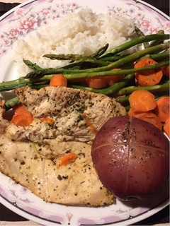 Una foto de Pechugas de pollo al horno con verduras