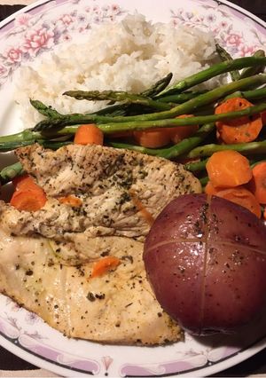 Una foto de Pechugas de pollo al horno con verduras