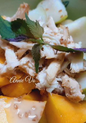 Hình của món Salad trái cây trộn ức gà nướng.