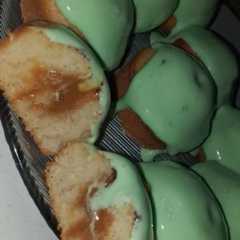 Una foto de Cupcakes caseros rellenos de dulce de leche