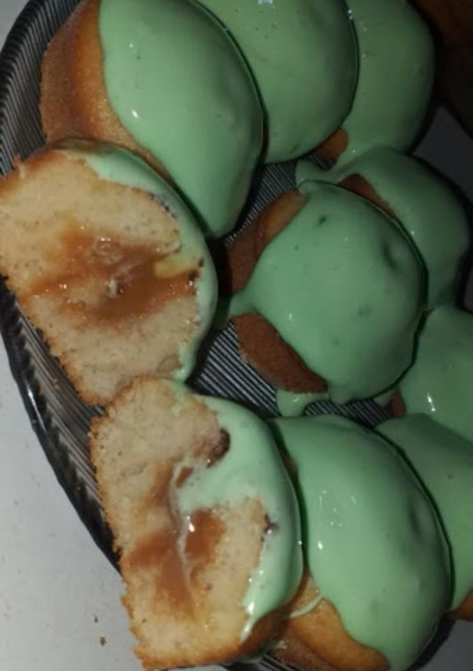 Una foto de Cupcakes caseros rellenos de dulce de leche
