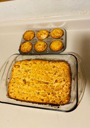 A picture of Semolina cake plus cup cakes 🧁.