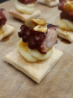 Una foto de Montadito de pulpo con puré de patata en hojaldre