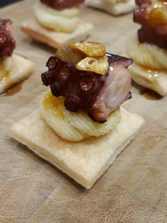 Una foto de Montadito de pulpo con puré de patata en hojaldre