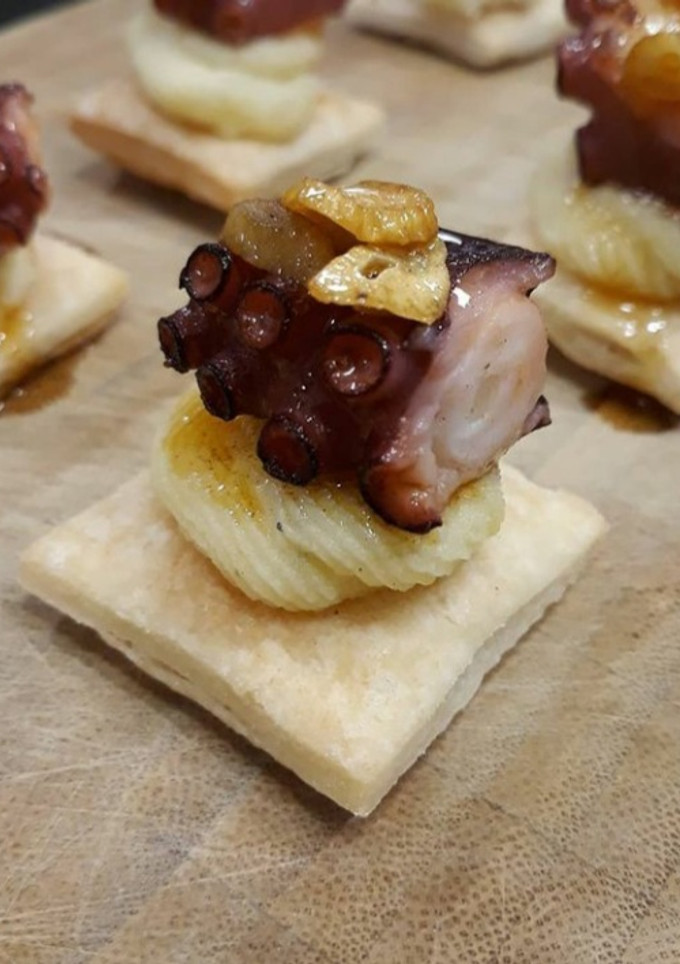 Una foto de Montadito de pulpo con puré de patata en hojaldre