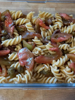Una foto de 214. Ensalada de pasta con tomates negros
