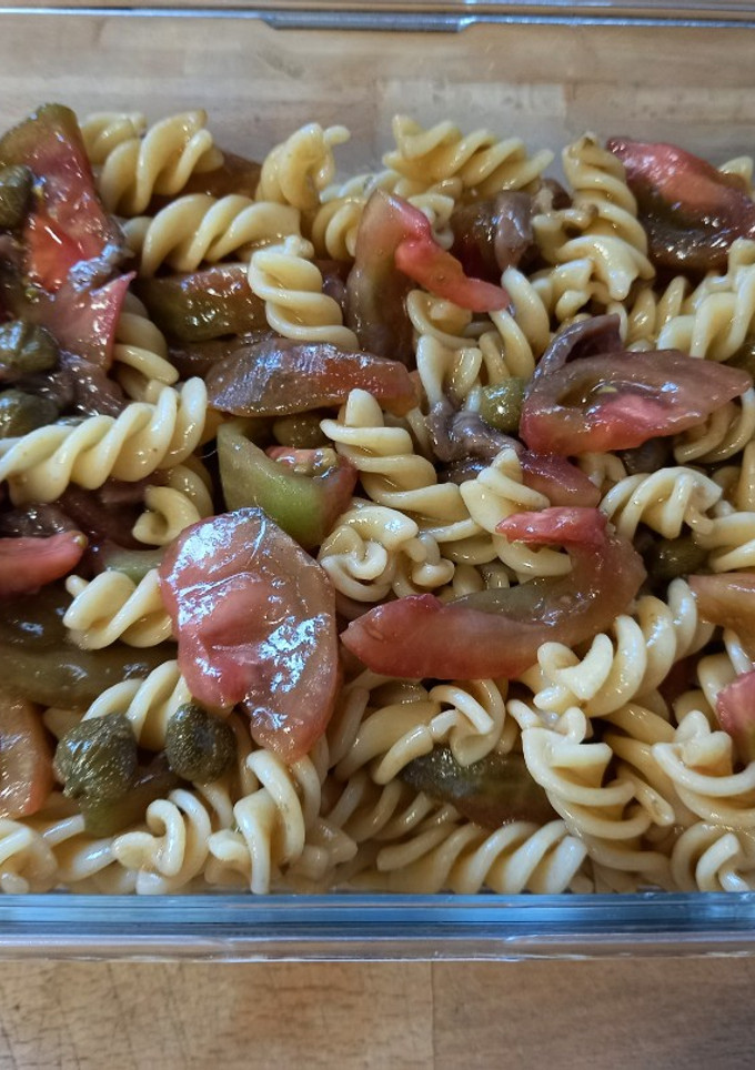 Una foto de 214. Ensalada de pasta con tomates negros