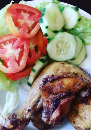 Una foto de Pollo al horno con ensalada ligera