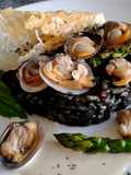 Risotto nero con vongole e telline con parmigiano e mela aioli