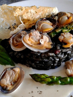Una foto de Risotto nero con vongole e telline con parmigiano e mela aioli