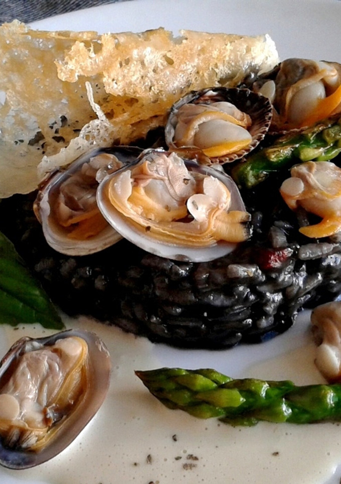 Una foto de Risotto nero con vongole e telline con parmigiano e mela aioli