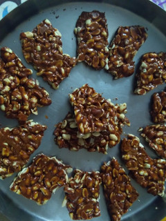 સીંગ ની ચીક્કી (Sing Chikki Recipe In Gujarati) રેસીપી મુખ્ય ફોટો