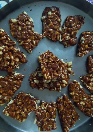 સીંગ ની ચીક્કી (Sing Chikki Recipe In Gujarati) રેસીપી મુખ્ય ફોટો