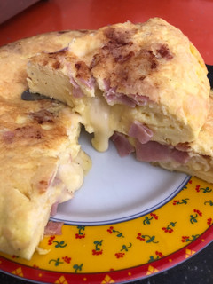 Una foto de Tortilla francesa con huevo de EMU 🦃🪿queso y jamón York