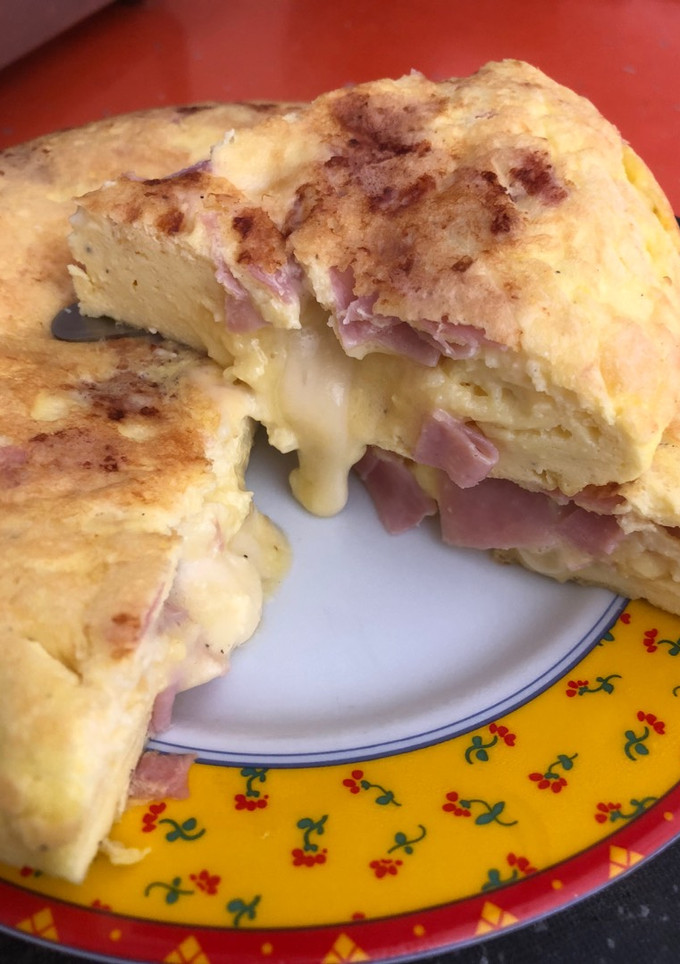 Una foto de Tortilla francesa con huevo de EMU 🦃🪿queso y jamón York