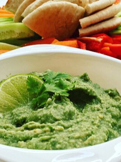 Una foto de Hummus de espirulina y cilantro🌱
