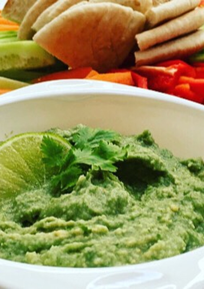 Una foto de Hummus de espirulina y cilantro🌱