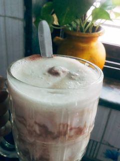 चॉकलेट आइस्क्रीम लस्सी (Chocolate Ice Cream Lassi Recipe In Marathi) रेसिपी चे मुख्य फोटो