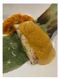 Corvina acevichada envuelta en hoja de bambú con mahonesa yakisoba